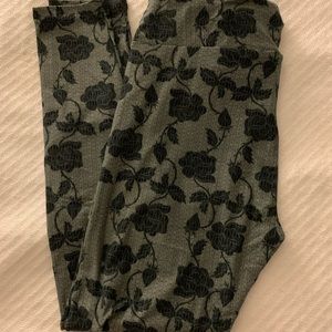 LuLaRoe Tall & Curvy TC Gray Roses Leggings
